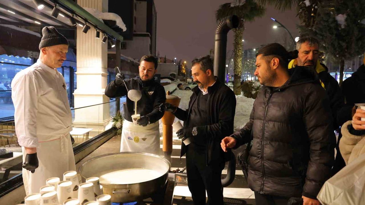 Kahramanmaraş'ta Alpedo'dan soğuk kış akşamında ücretsiz 1 ton salep ikramı