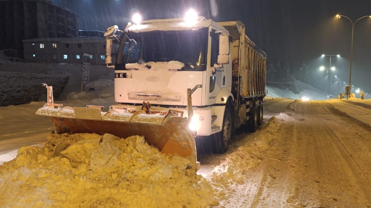 Kahramanmaraş’ta Büyükşehir Belediyesi karla mücadele çalışmalarını sürdürüyor