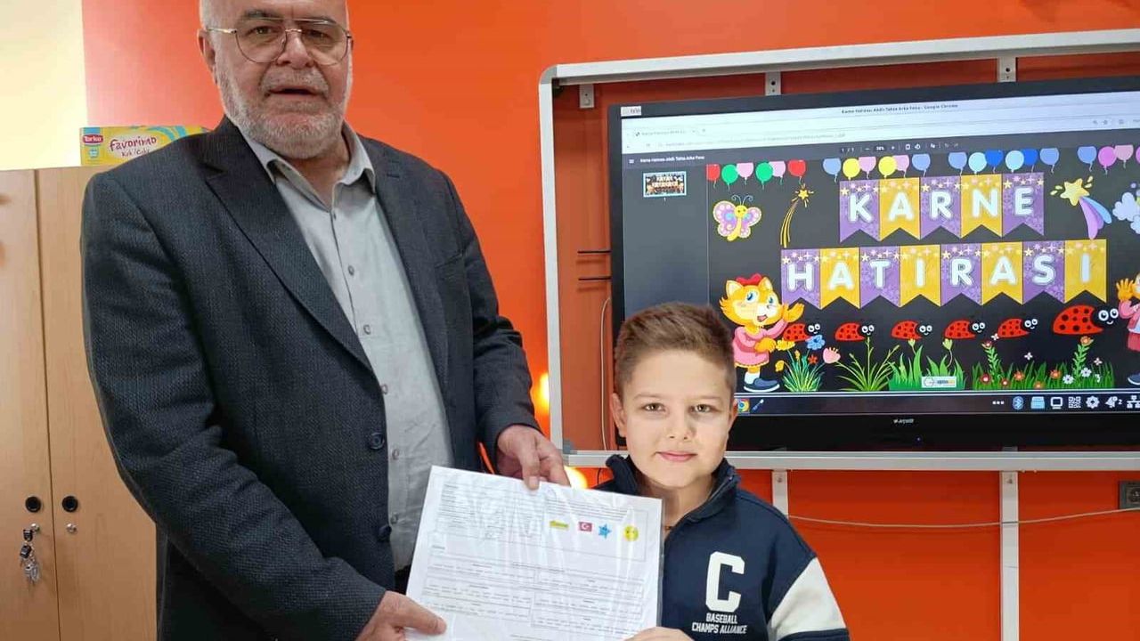 Kahramanmaraş'ta Haydar Aliyev İlkokulu'nda karne heyecanı: Yaklaşık 400 depremzede öğrenci karnelerini aldı