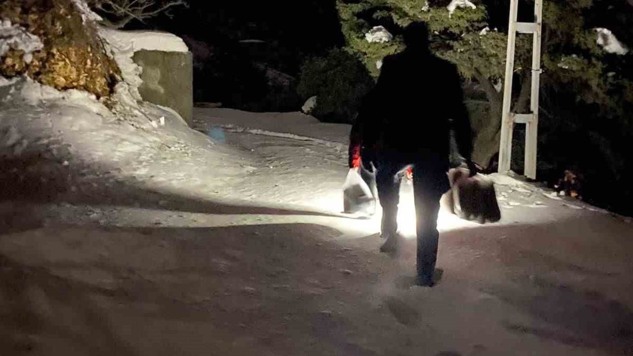 Kahramanmaraş'ta Kar Nedeniyle Bağ Evinde Mahsur Kalan Aileye İtfaiyeden Erzak Desteği