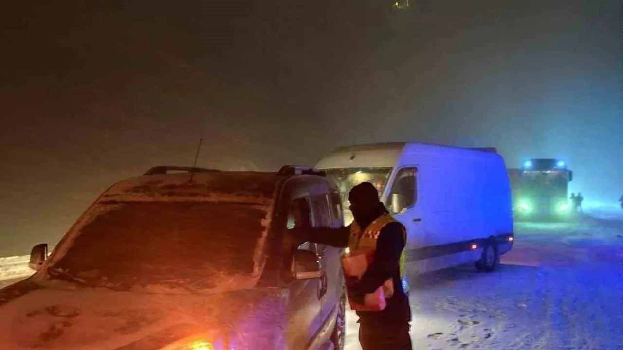 Kahramanmaraş'ta Kar Yağışı Nedeniyle Yolda Kalanlara Jandarmadan Yardım