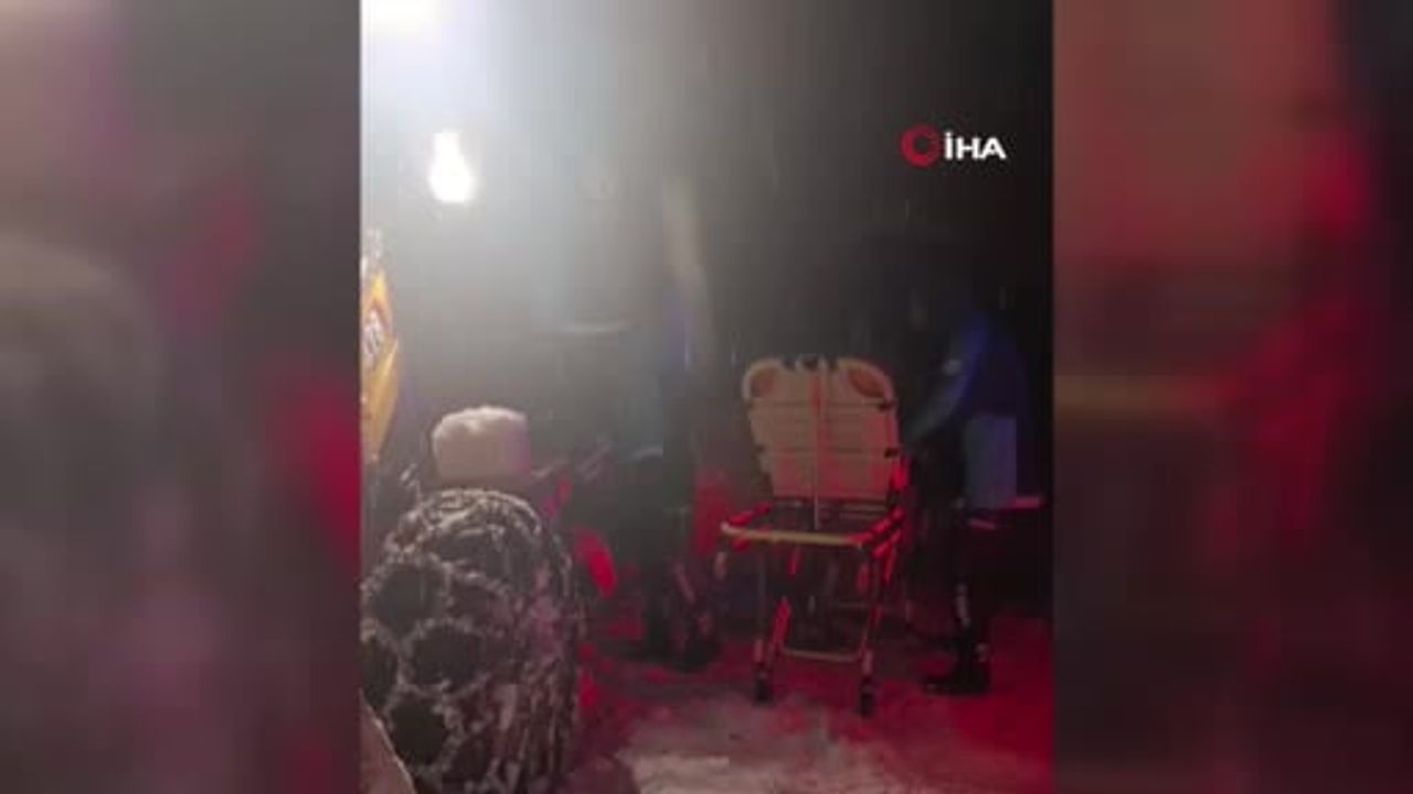 Kahramanmaraş'ta karla kapanan yol iş makineleriyle açıldı, zehirlenen vatandaş hastaneye ulaştırıldı