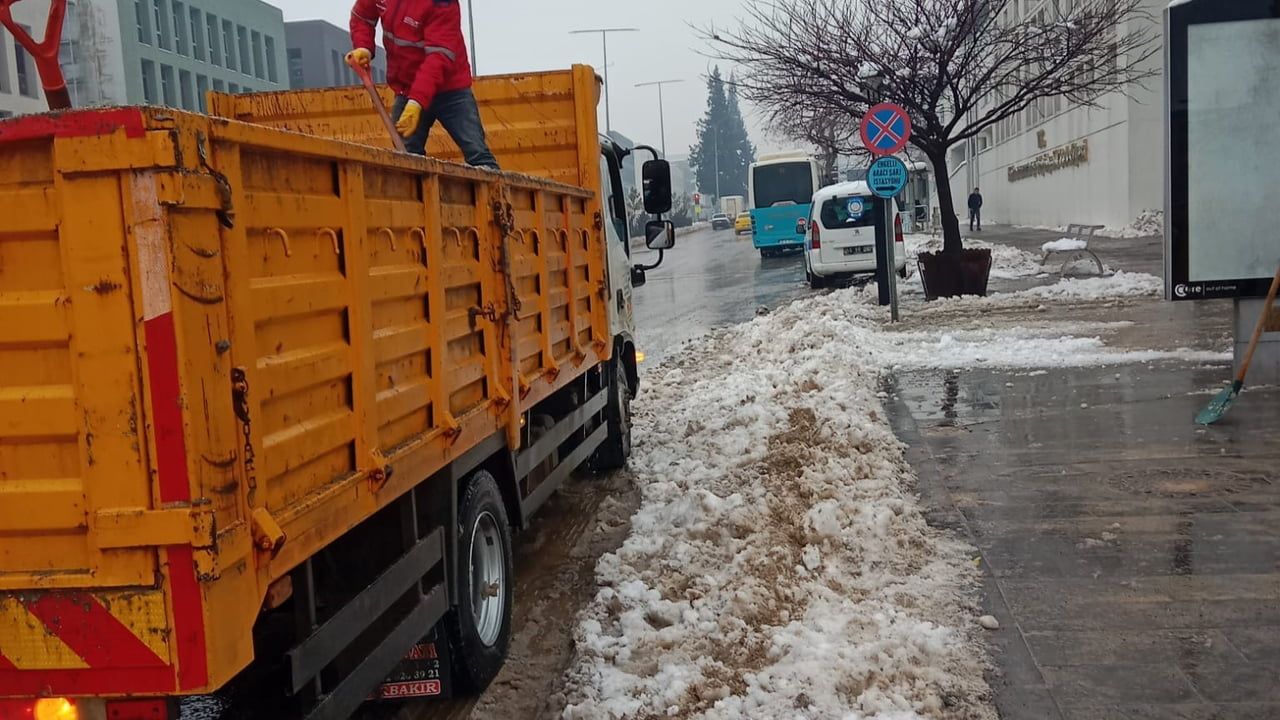 Kahramanmaraş’ta karla mücadele: Büyükşehir ekipleri yolları açık tutmak için gece gündüz çalışıyor