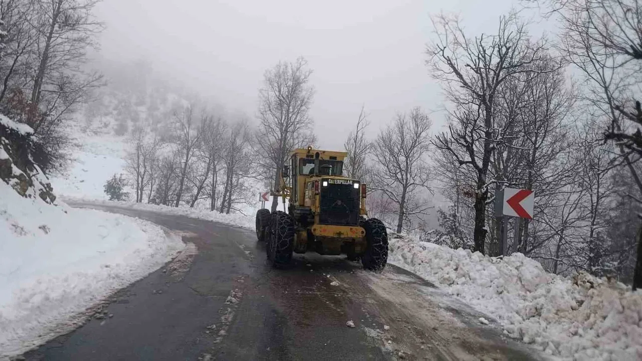 Kahramanmaraş’ta karla mücadele devam ediyor: Büyükşehir ekipleri ilçe ve kırsal alanlarda yoğun mesai yürütüyor