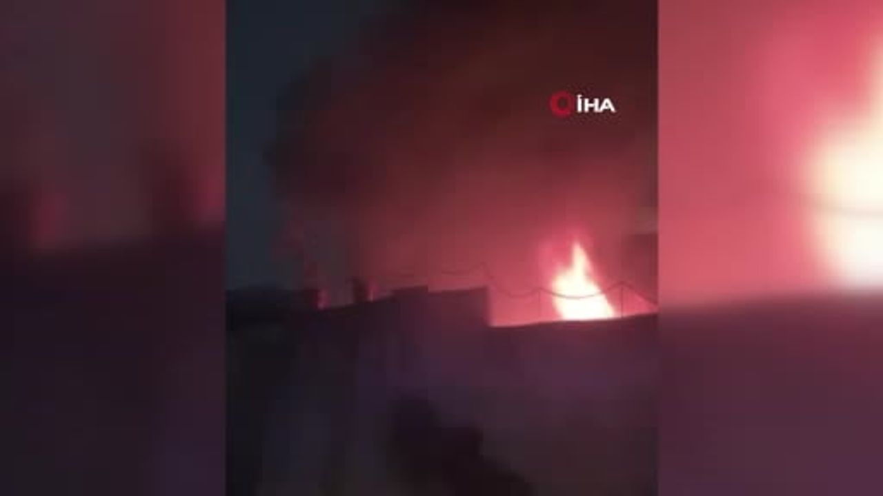 Kahramanmaraş'ta metruk ahşap ikamette çıkan yangın itfaiye ekiplerince söndürüldü