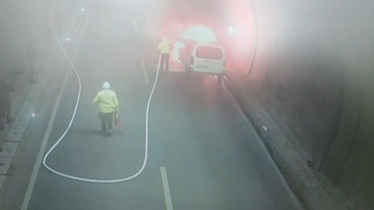 Kahramanmaraş'ta Necip Fazıl Kısakürek Tüneli'nde araç yangını, trafik ekipleri söndürdü