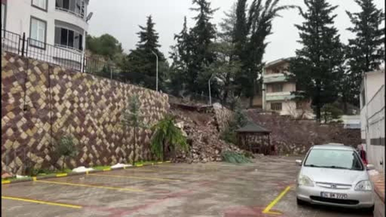 Kahramanmaraş'ta sağanak sonrası sitenin istinat duvarı çöktü — can kaybı yok
