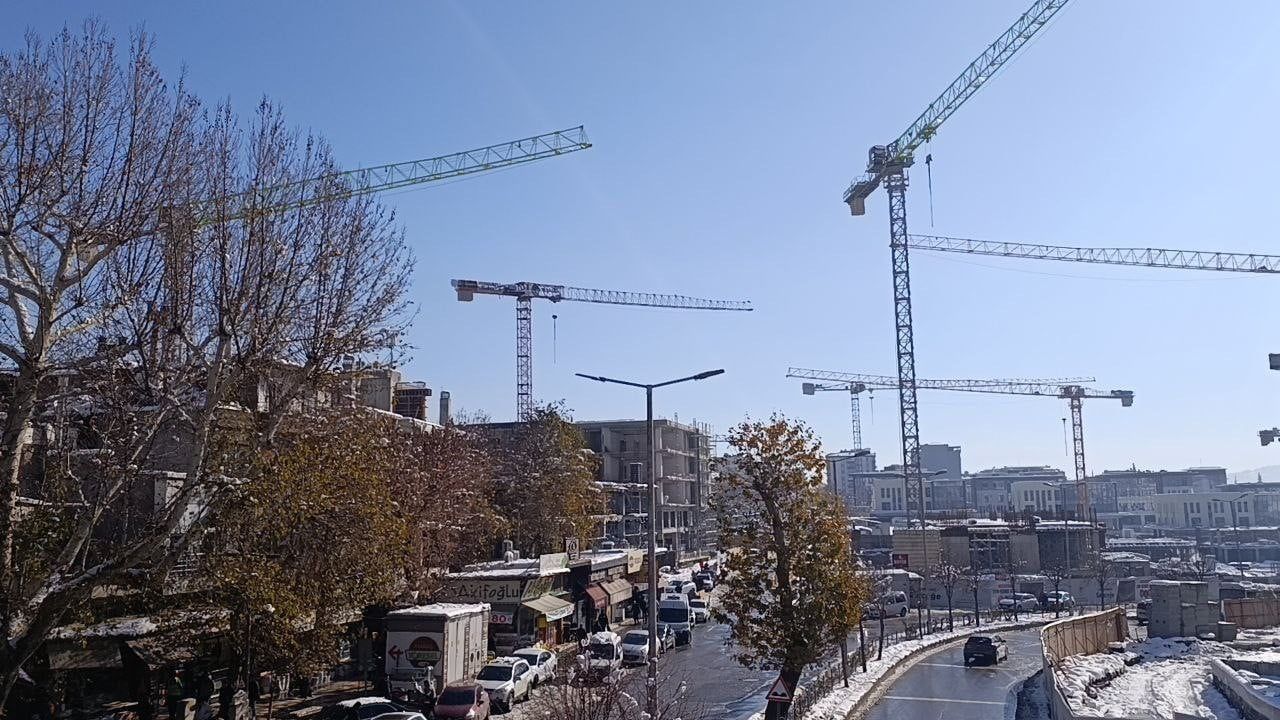 Kahramanmaraş'ta soğuk hava inşaat çalışmalarını durma noktasına getirdi