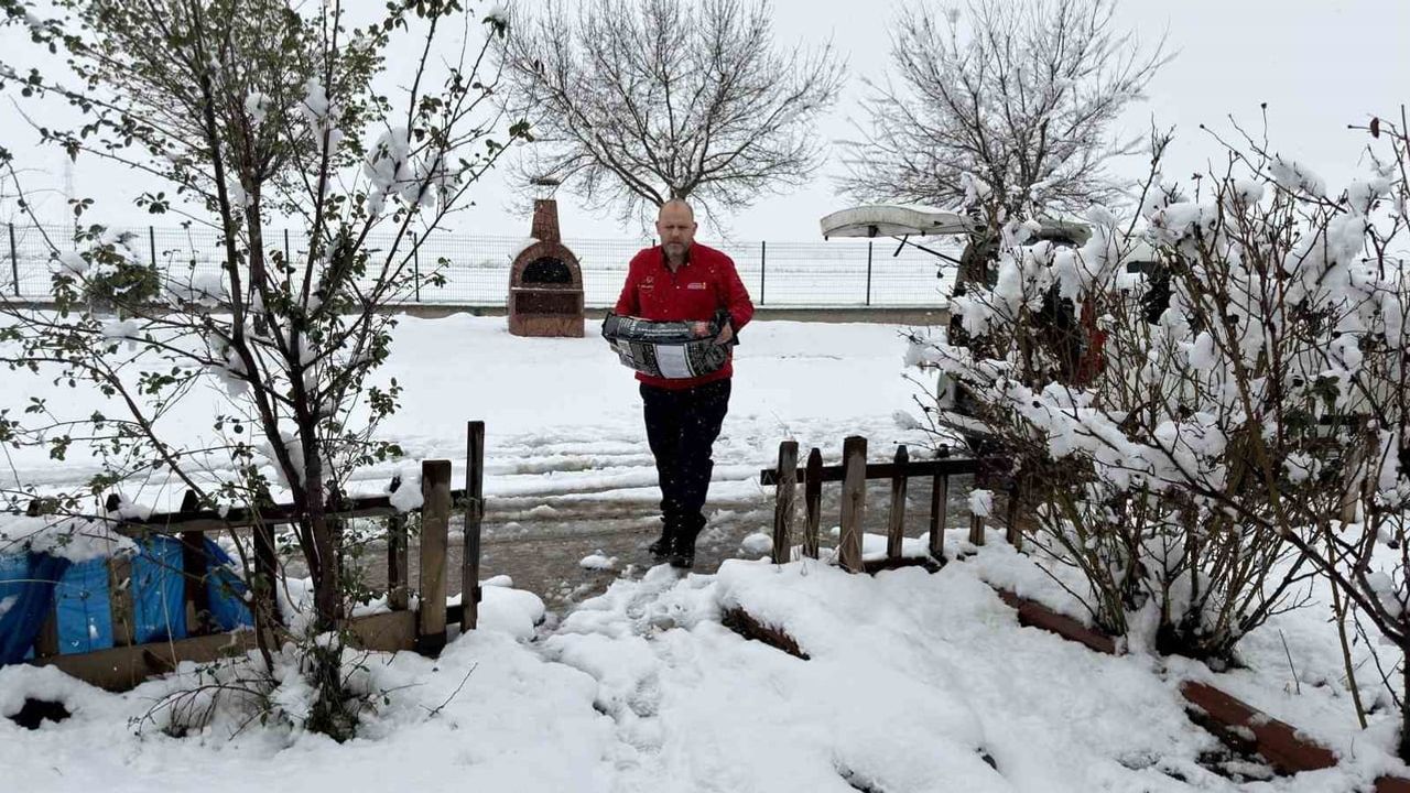 Kahramanmaraş’ta soğuk havalarda sokak hayvanlarına mama desteği