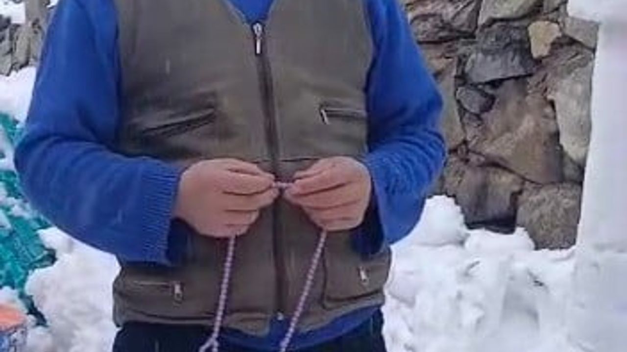 Kahramanmaraş’ta vatandaş, köyündeki cami eksikliğine dikkat çekmek için kardan cami yaptı