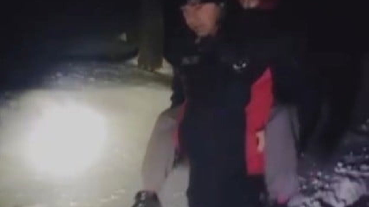 Kahramanmaraş'ta yoğun kar nedeniyle mahsur kalan iki kişi itfaiye tarafından kurtarıldı