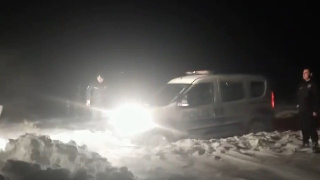 Kahramanmaraş’ta Yolda Kalan Polis Ekiplerine Belediye İş Makineleri Yardım Etti