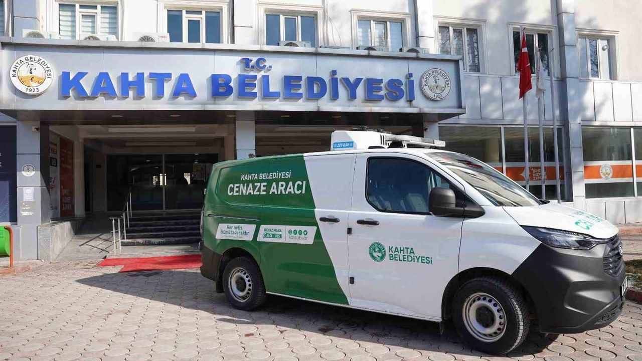Kahta Belediyesi araç filosunu güçlendirdi: Yeni cenaze aracı ve iki tam donanımlı traktör