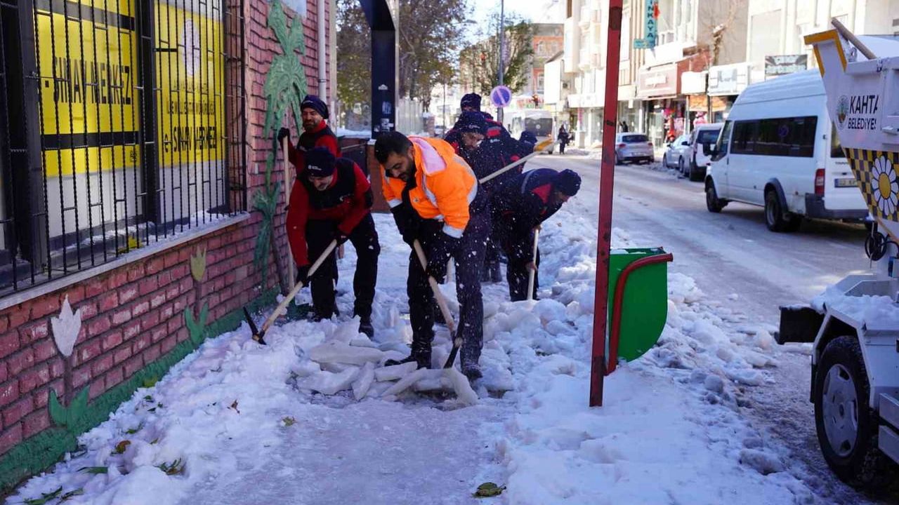Kahta Belediyesi, artan kar yağışına karşı karla mücadeleyi 7/24 sürdürüyor