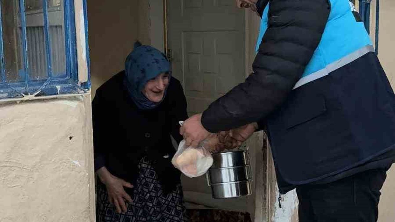 Kahta Belediyesi karla mücadelede seferber oldu: Sıcak yemek, çorba ve konaklama desteği