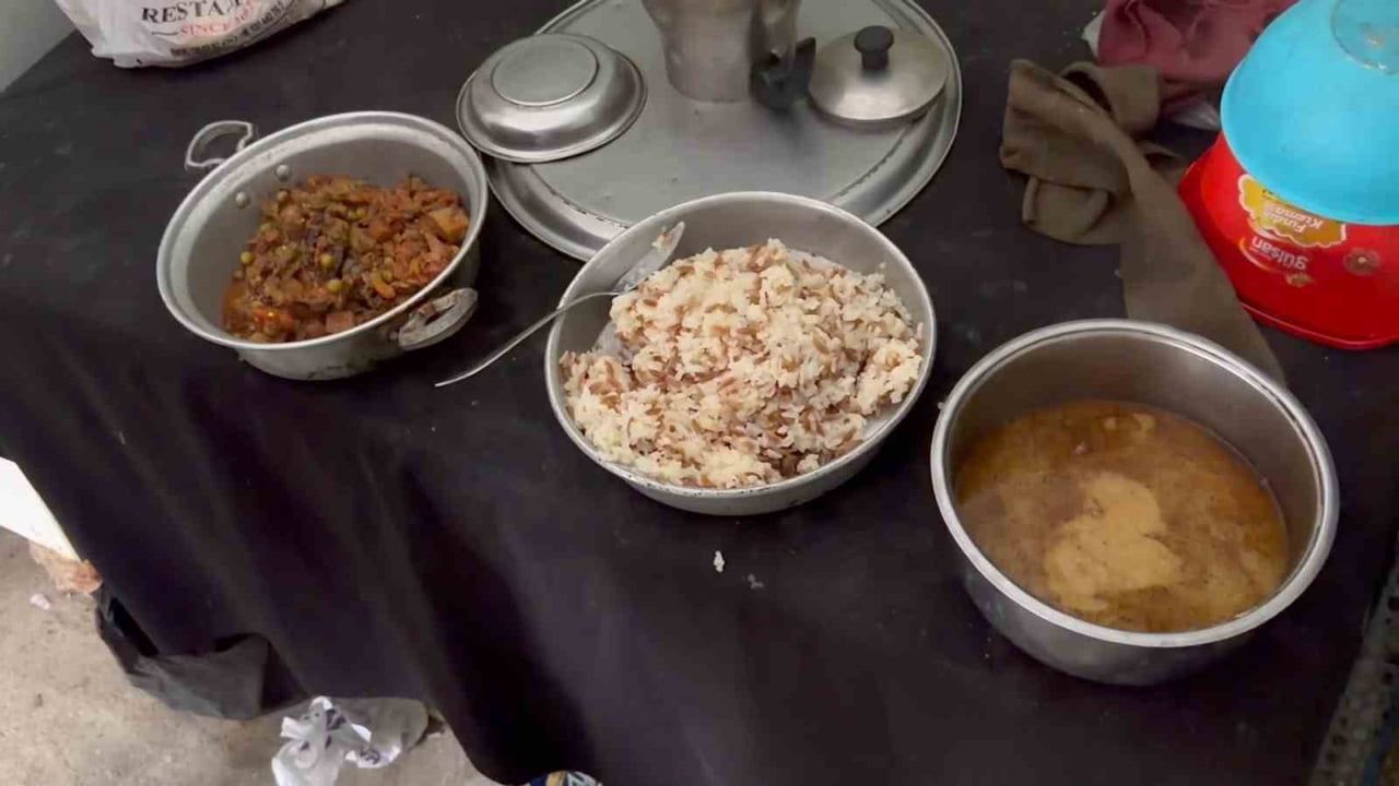 Kahta'da olumsuz hava şartlarında yaşlı ve engellilere sıcak yemek desteği