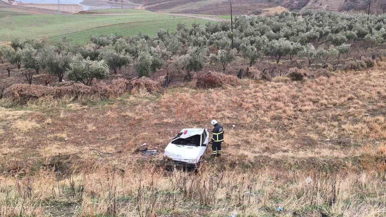 Kahta'da otomobil takla attı, şarampole yuvarlandı: 3 yaralı