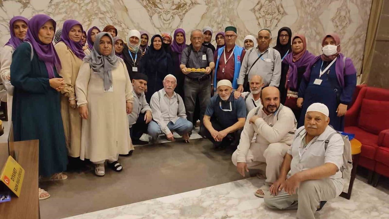 Kalbi sağ tarafta olan umreci Mehmet Öğel, 49. evlilik yıl dönümünü ve 72. doğum gününü Mekke'de kutladı