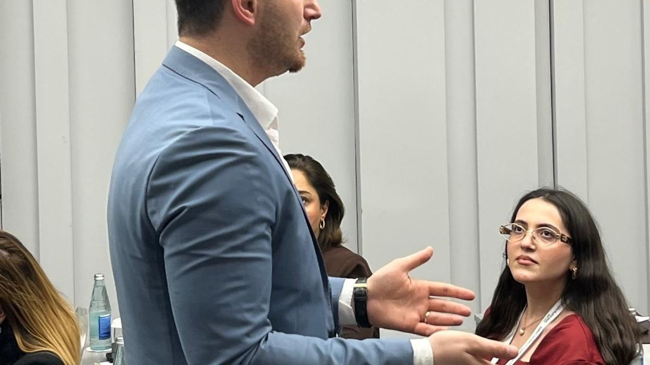 Kamil Vüsal Paşayev'in Bakü'de 'Beden Dili ve Etkili İletişim' Semineri Yoğun İlgi Gördü