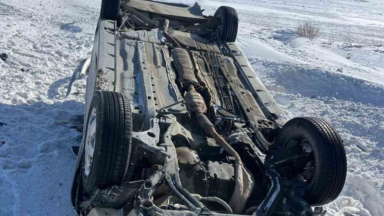 Kangal'da takla atan otomobilde 4 kişi yaralandı