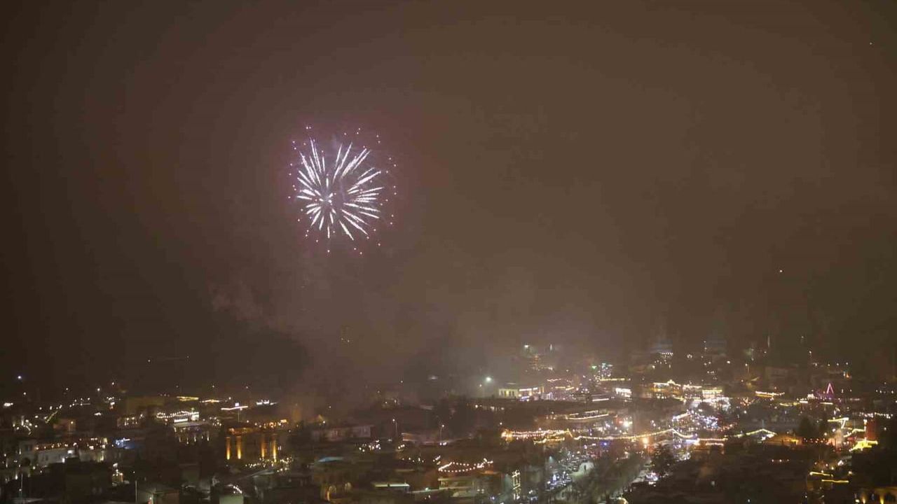 Kapadokya'da yılbaşı yoğunluğu: Konaklamalar doldu, havai fişek gösterileri ilgi çekti