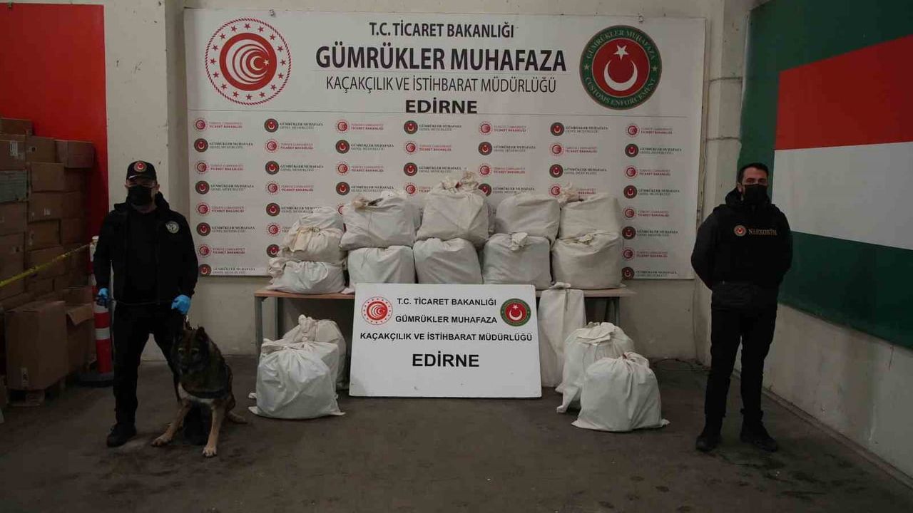 Kapıkule'de esrar ele geçirildi: tır tavanı ile otomobillerin tampon, egzoz ve stepnesinde gizlenmiş