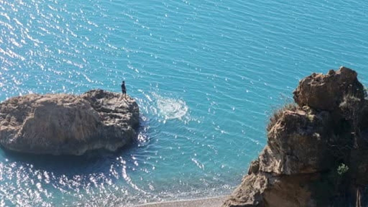 Kar tatili sırasında Antalya Konyaaltı Sahili'nde iki öğrencinin deniz molası