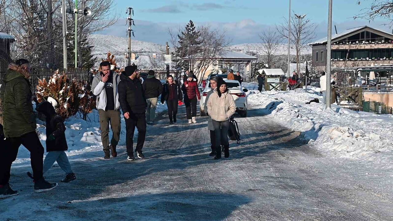 Kar yağışı Yozgat Çamlığı'nı beyaza bürüdü; vatandaşlar Türkiye'nin ilk milli parkına akın etti