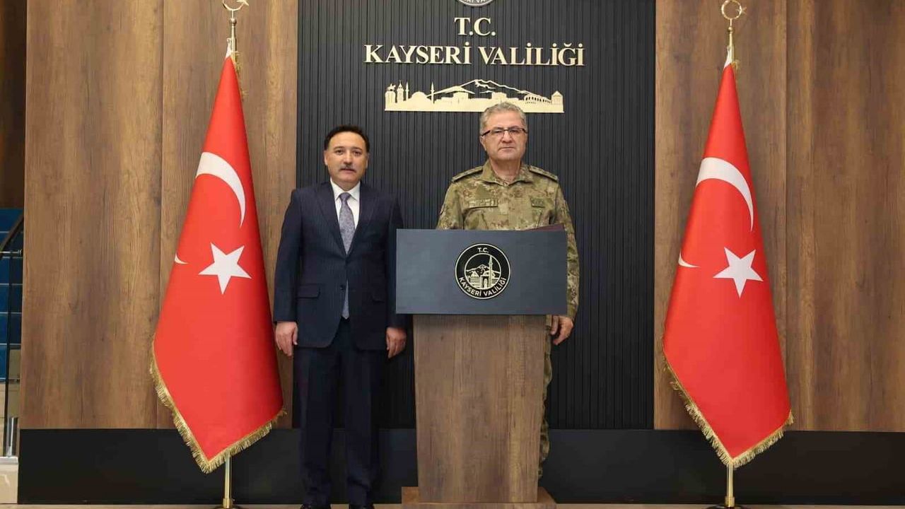 Kara Kuvvetleri Komutanı Orgeneral Metin Tokel ve Milli Savunma Bakan Yardımcısı Salih Ayhan, Vali Gökmen Çiçek'i ziyaret etti