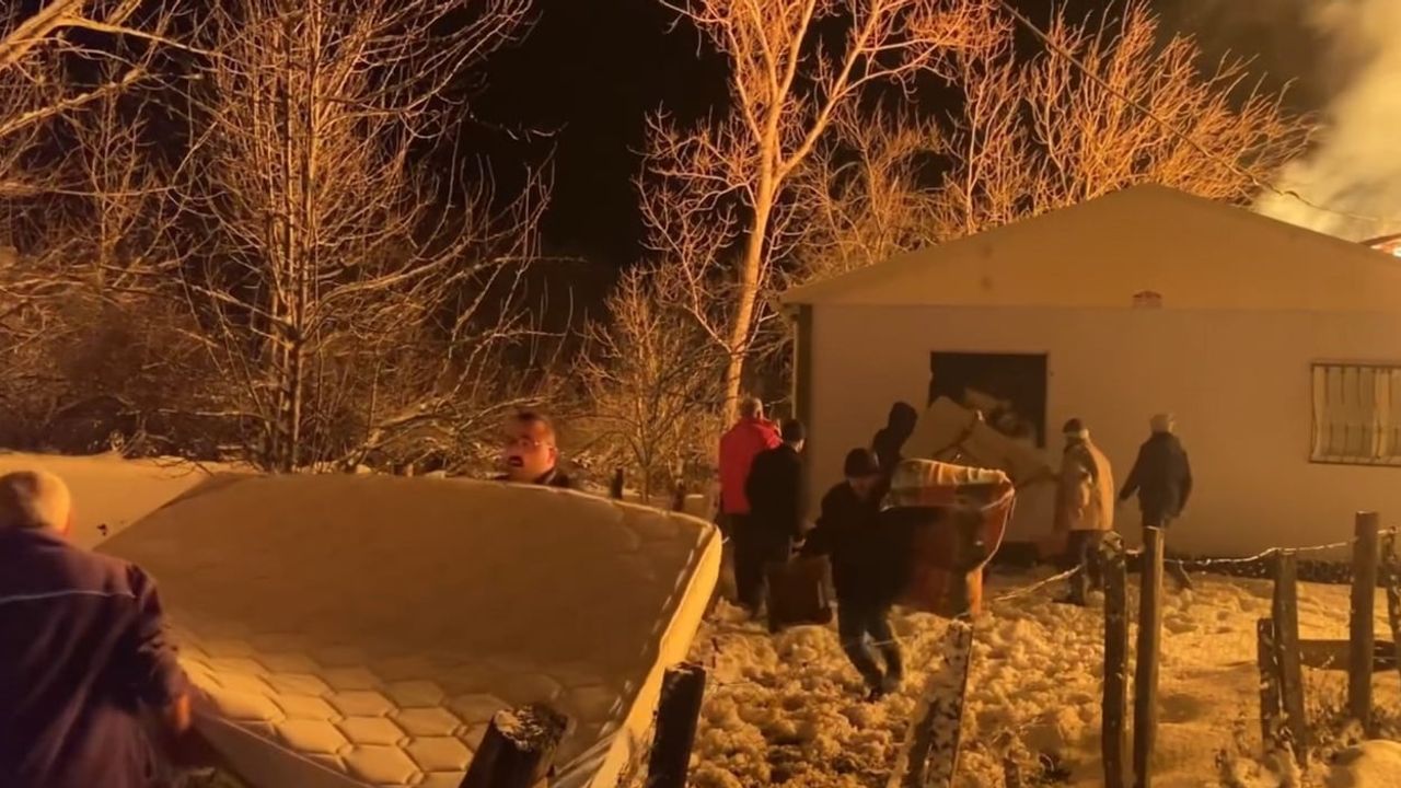 Karabük Eflani Hacışaban'da İki Katlı Ahşap Ev Küle Döndü