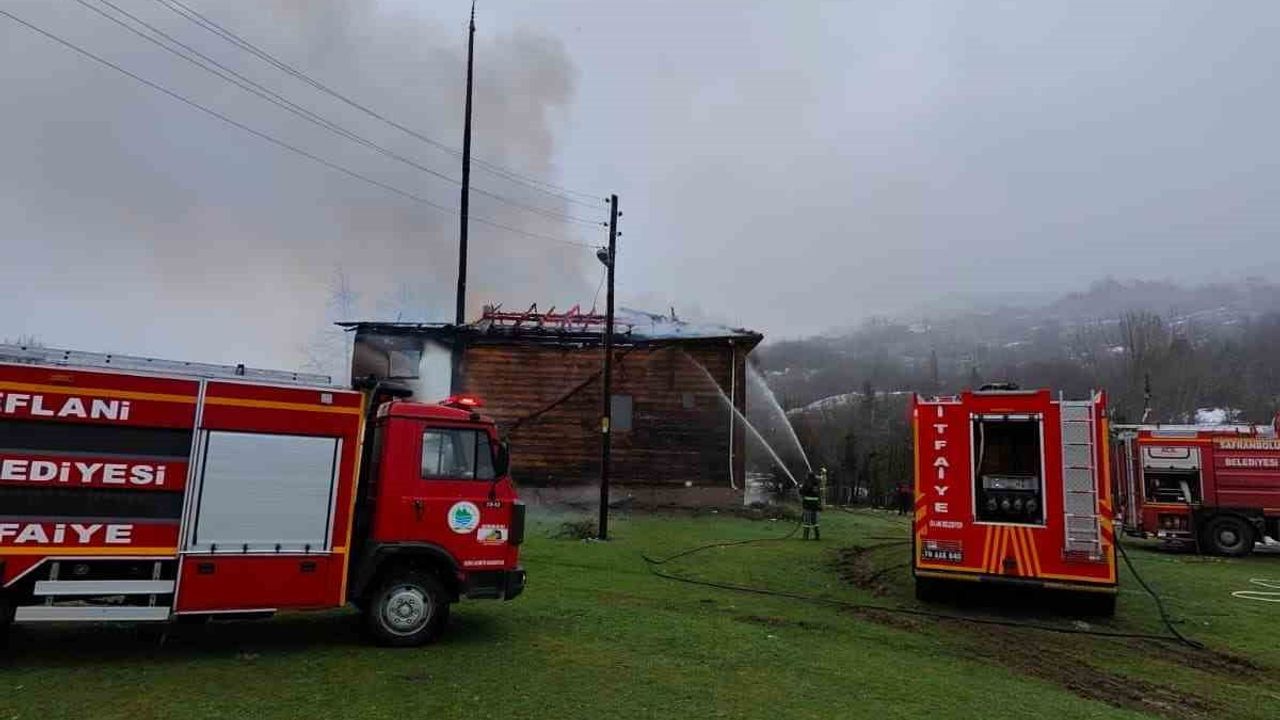 Karabük'te 450 yıllık Elekler Camii yangında kullanılamaz hale geldi