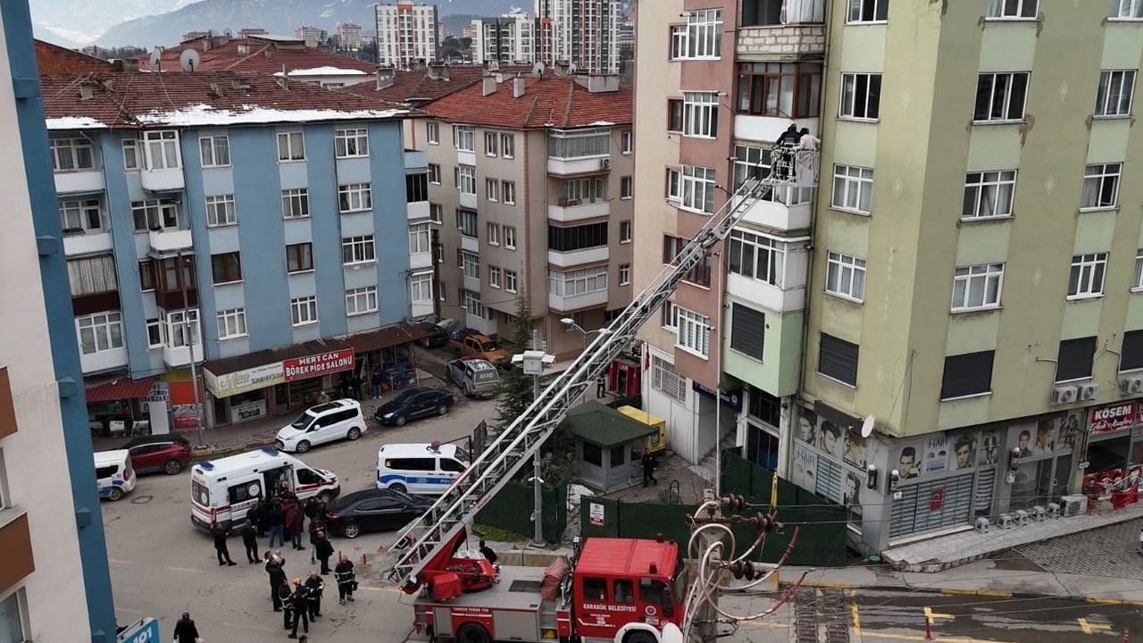 Karabük’te 5 katlı apartmanda çıkan yangın söndürüldü; 8 kişi kurtarıldı