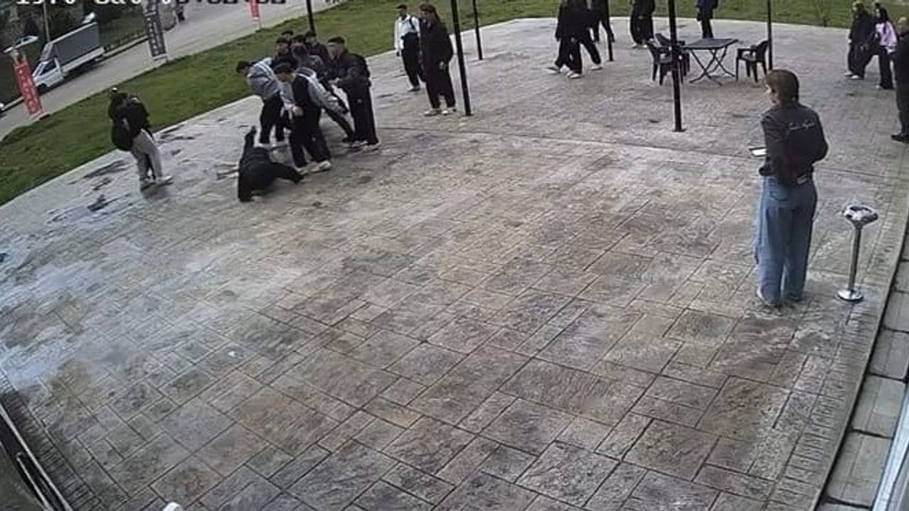 Karabük'te akran zorbalığı sokağa taştı: Esnaf müdahalesi genci darptan korudu