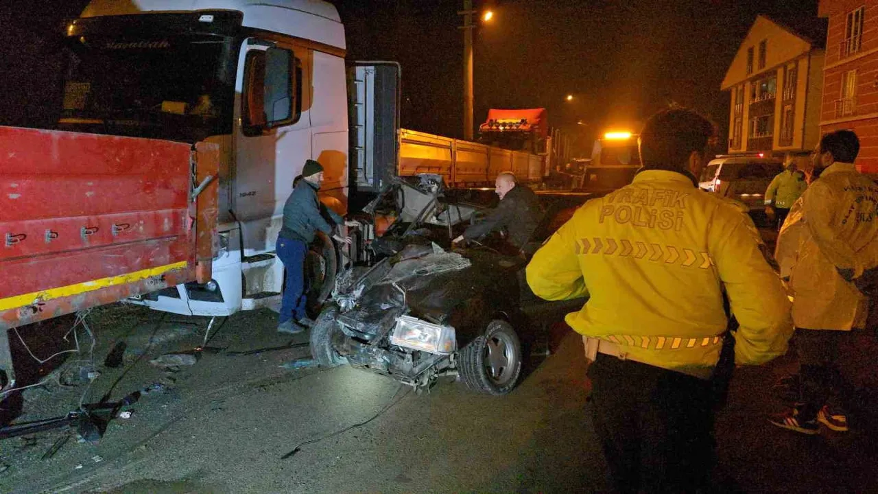 Karabük’te alkollü sürücünün tıra çarpması: 2 yaralı, 1’i ağır