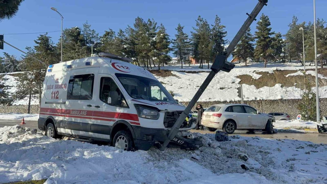 Karabük’te ambulans ile otomobil çarpıştı: 2 sağlık çalışanı yaralandı