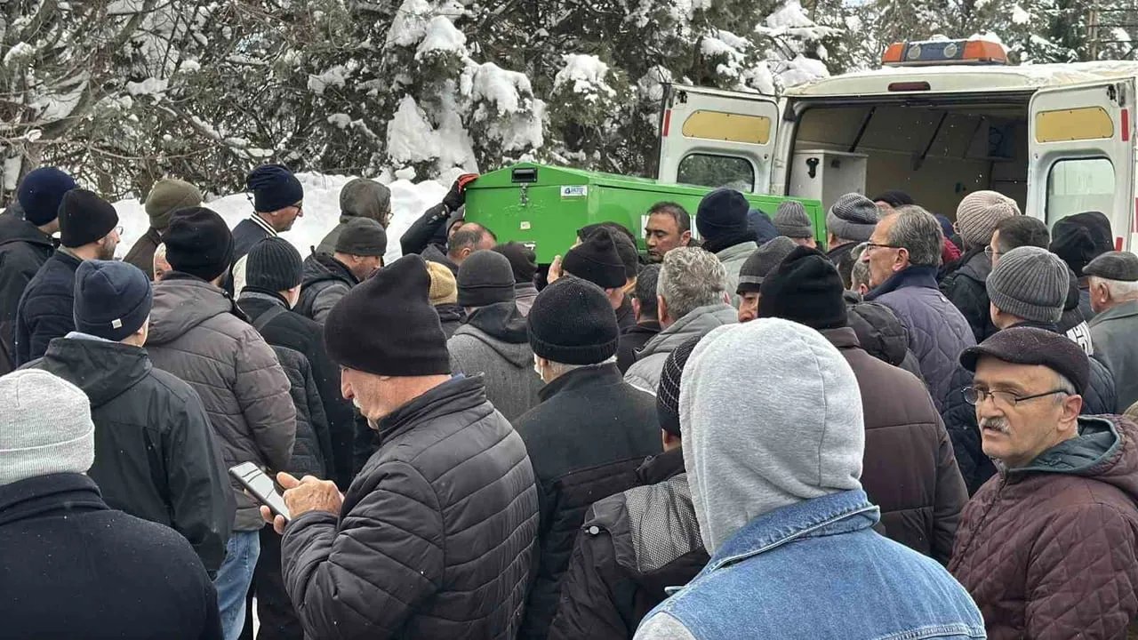 Karabük'te arka bahçede donmuş halde bulunan 80 yaşındaki kadın toprağa verildi