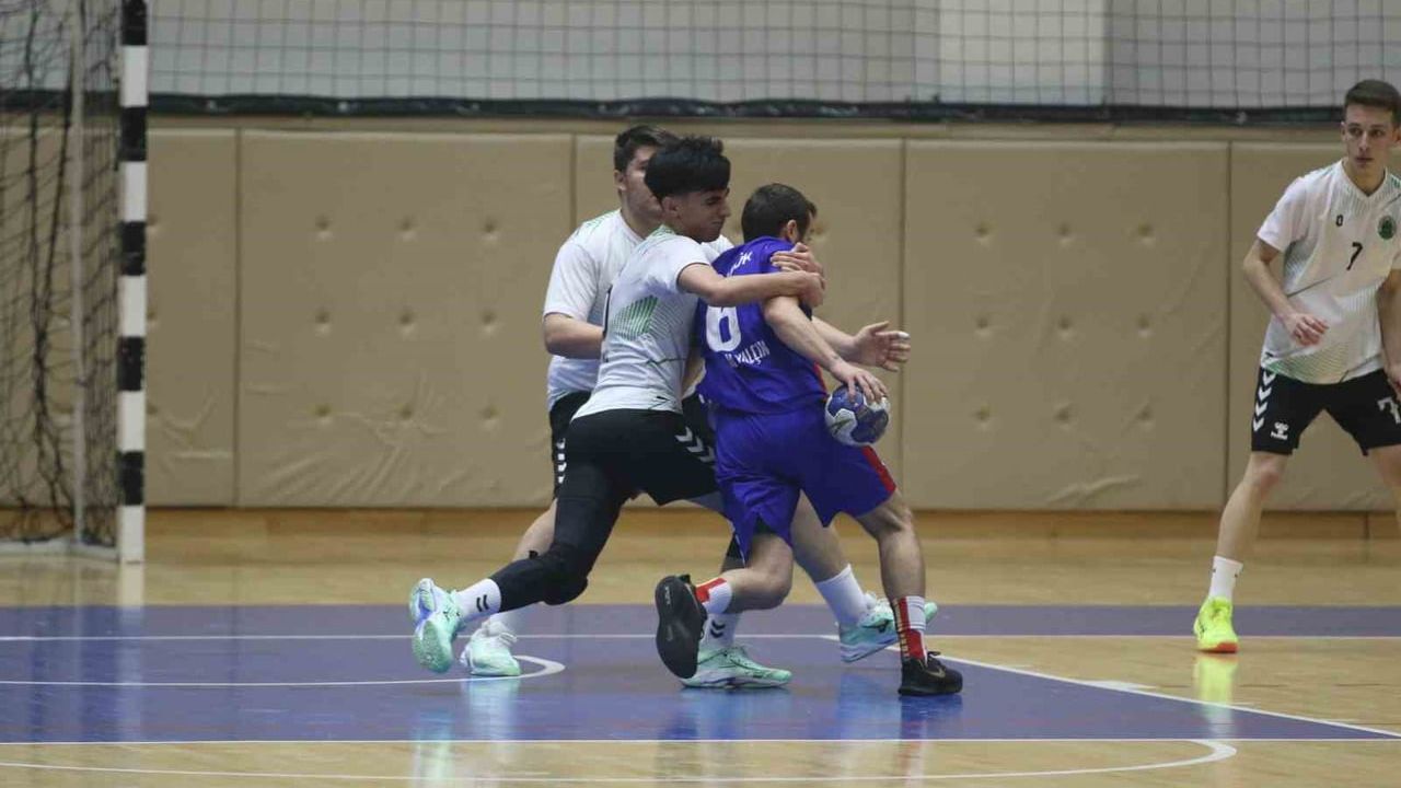 Karabük'te hentbol maçında hakeme saldırı girişimi: Sefer Kambur kırmızı kartla oyundan çıkarıldı