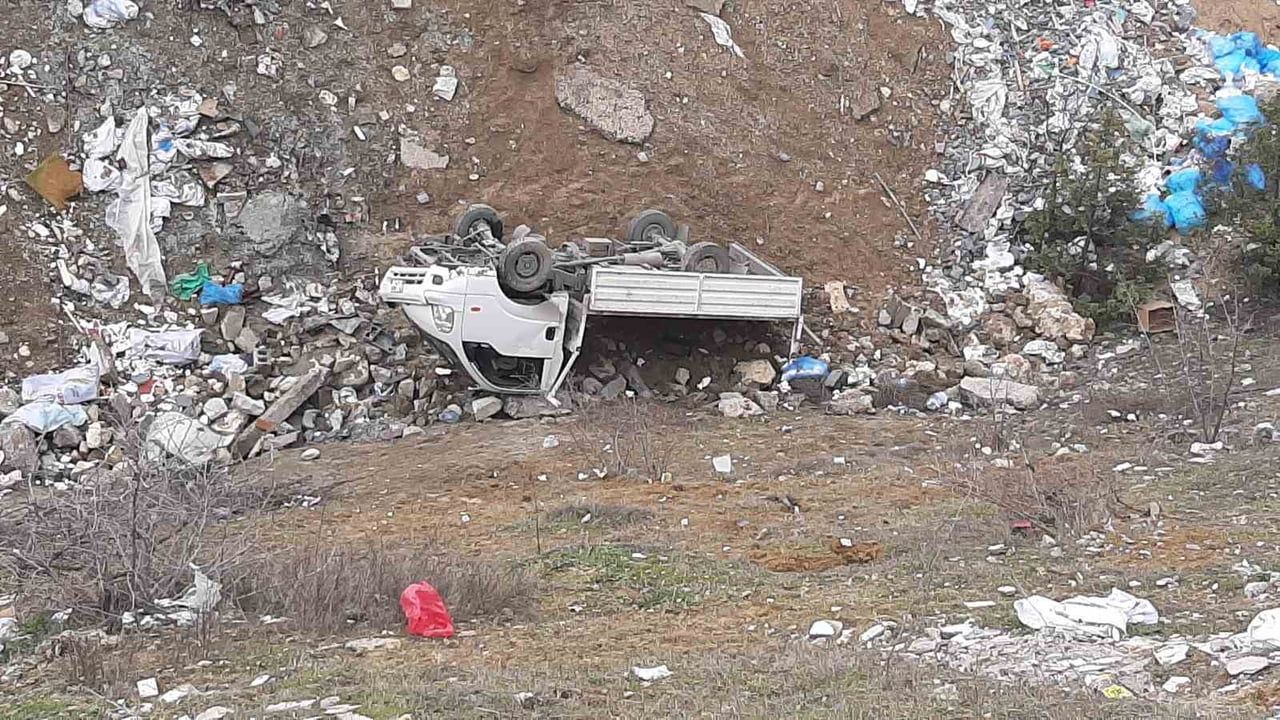 Karabük'te kamyonet şarampole yuvarlandı: 2 kişi yaralandı