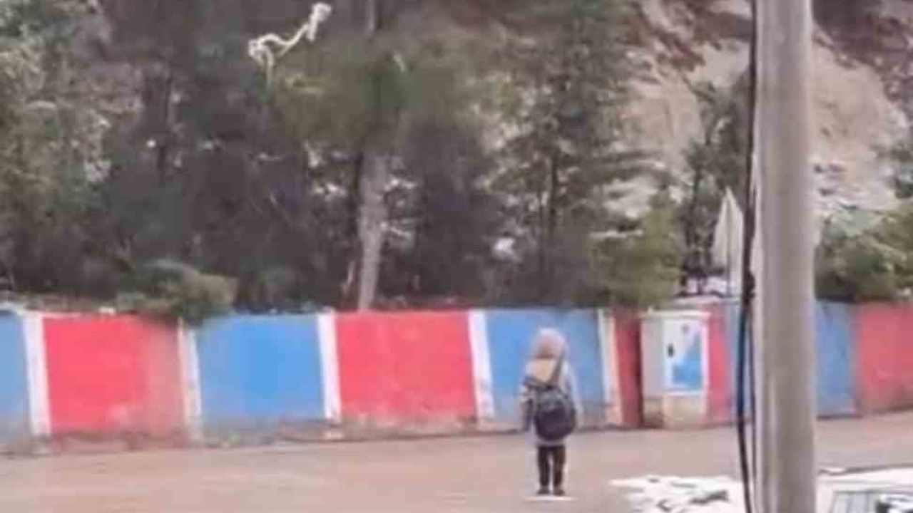 Karabük'te kar altında İstiklal Marşı'na eşlik eden Türkmen öğrenci ödüllendirildi