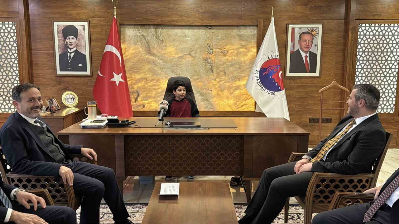 Karabük'te kar yağışı altında İstiklal Marşı'na saygı duruşunda bulunan Türkmenistan uyruklu öğrenci ödüllendirildi