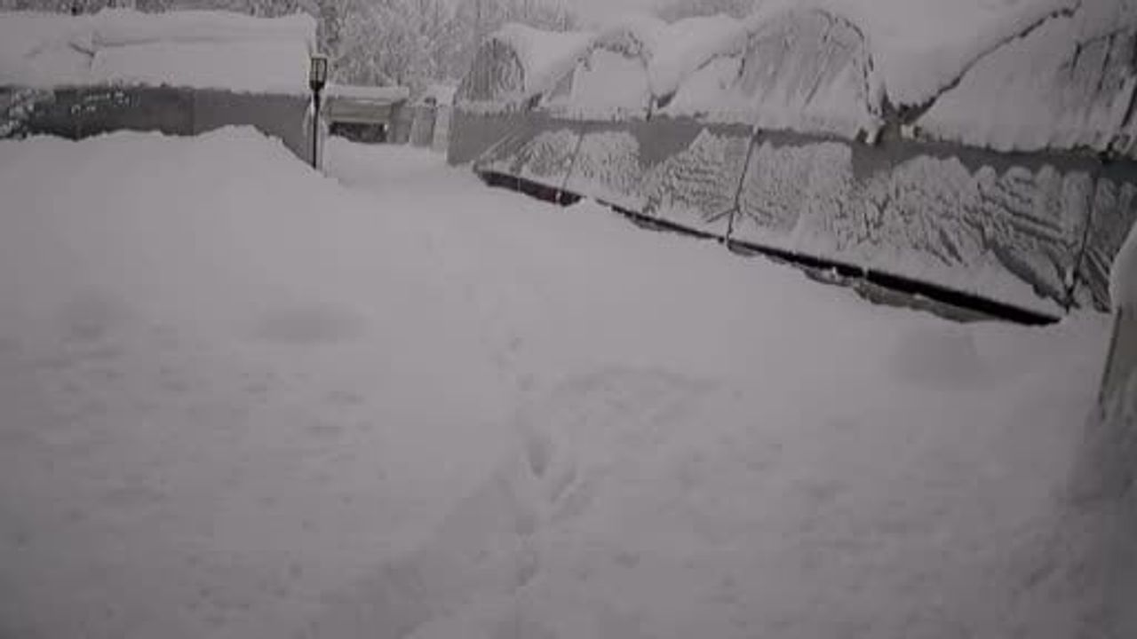 Karabük’te kar yükü 50 dönümlük seraları çöktürdü; kar altında kalan çiftçi komşularınca kurtarıldı