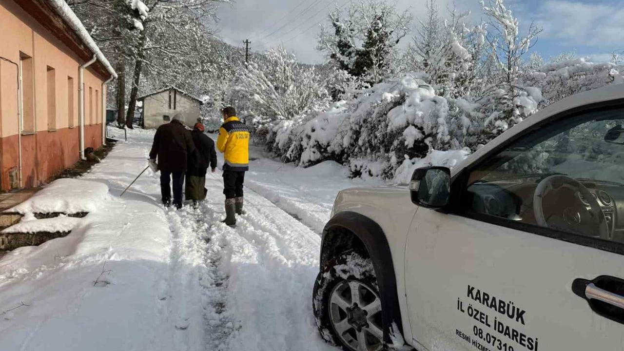 Karabük'te karla kapanan köy yolları açılarak sağlık hizmetleri sürdürüldü