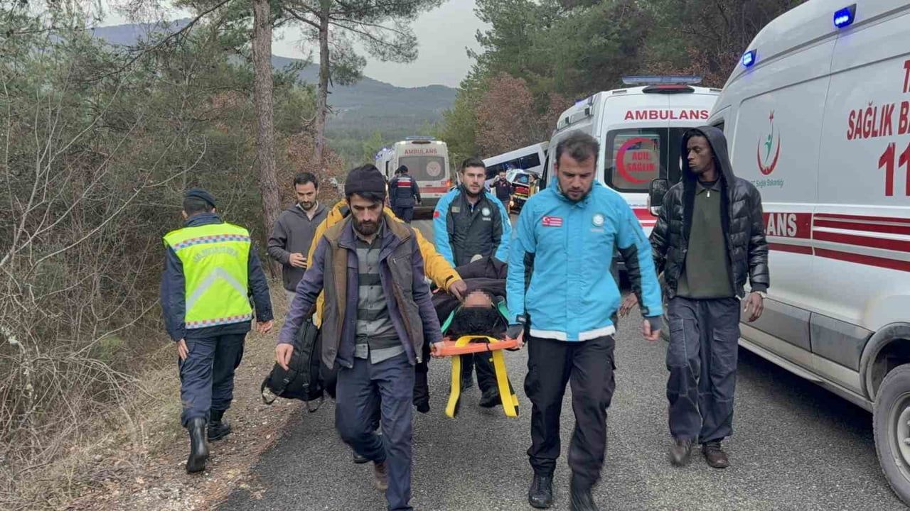 Karabük’te Keltepe dönüşünde minibüs şarampole düştü: 17 yaralı