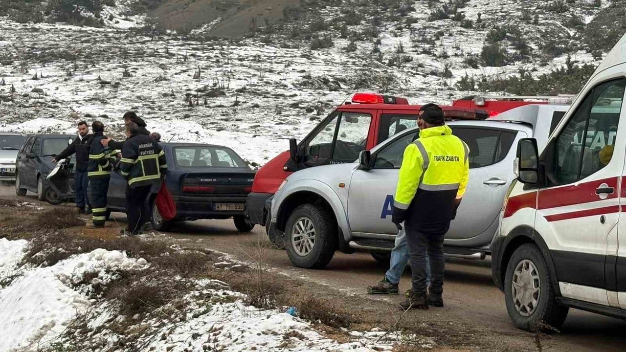Karabük'te kontrolden çıkan otomobil boş araziye uçtu; sürücü yaralandı