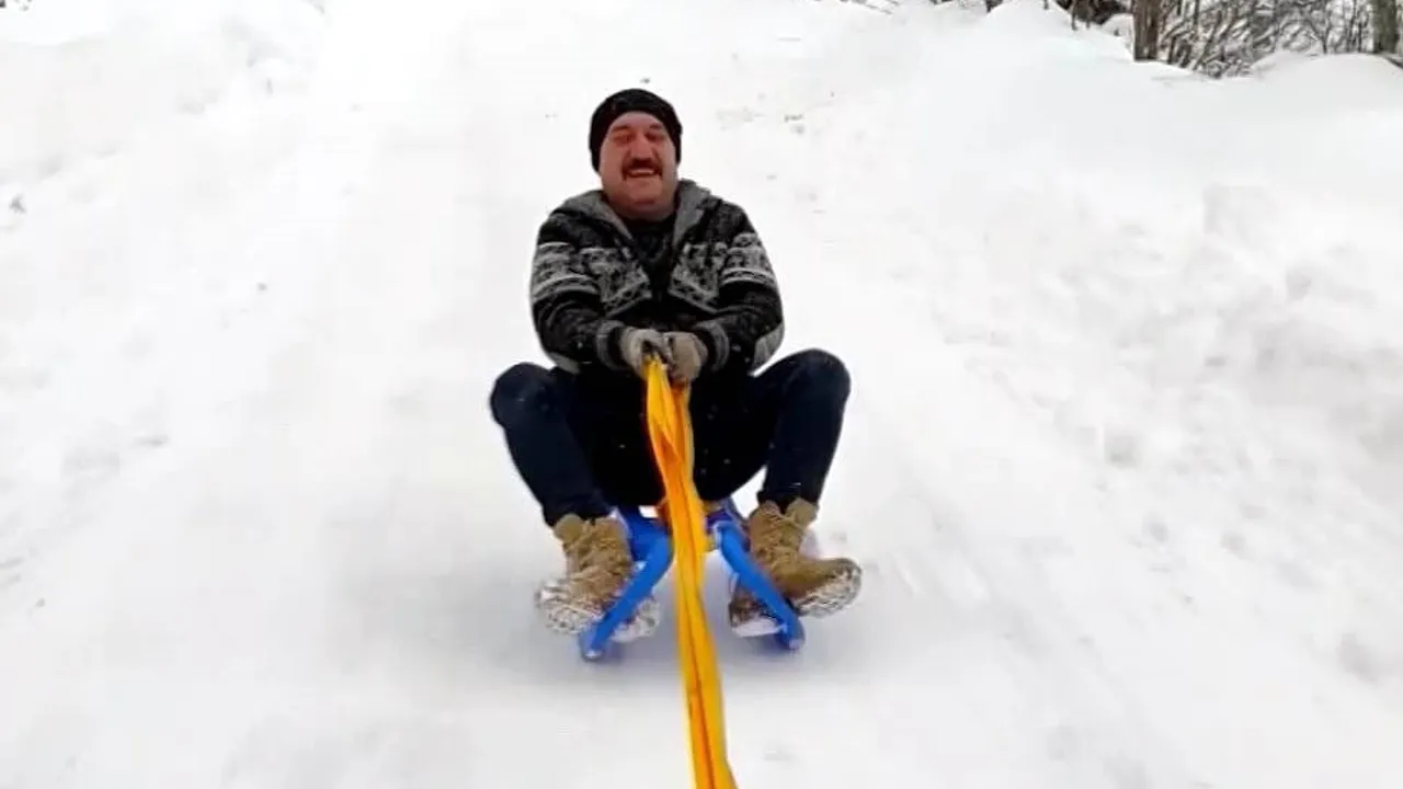 Karabük'te traktöre bağlanan kızaklarla gün boyu kar keyfi