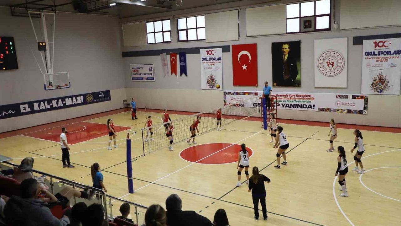 Karabük'te Voleybol Midi Kızlar İl Birinciliği Sona Erdi