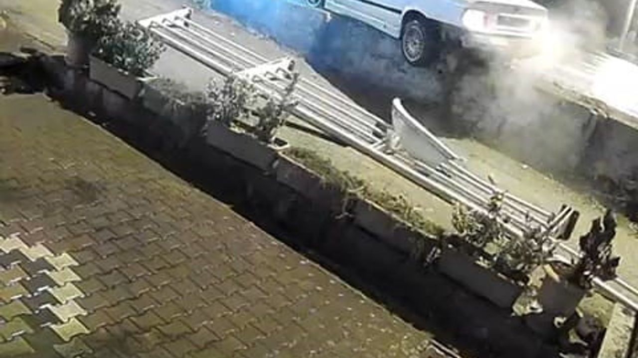 Karabük’te yağışta kayan otomobil kaldırımlarda askıda kaldı; sürücü aracını bırakıp uzaklaştı