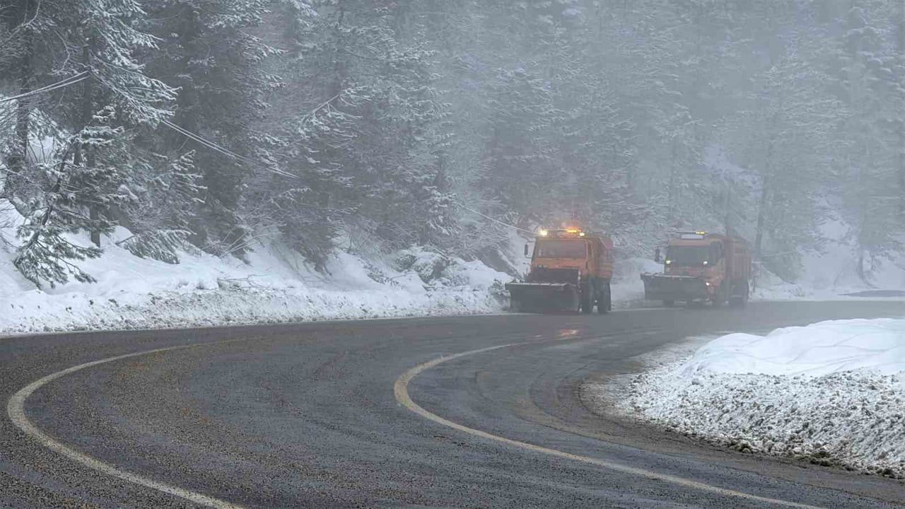 Karabük’ün yüksek kesimlerinde karla mücadele ve yol bakım çalışmaları sürüyor
