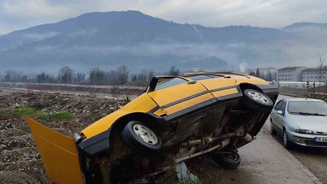 Karabük Yenice'de otomobil demir bariyere çarptı; sürücü hafif yaralandı