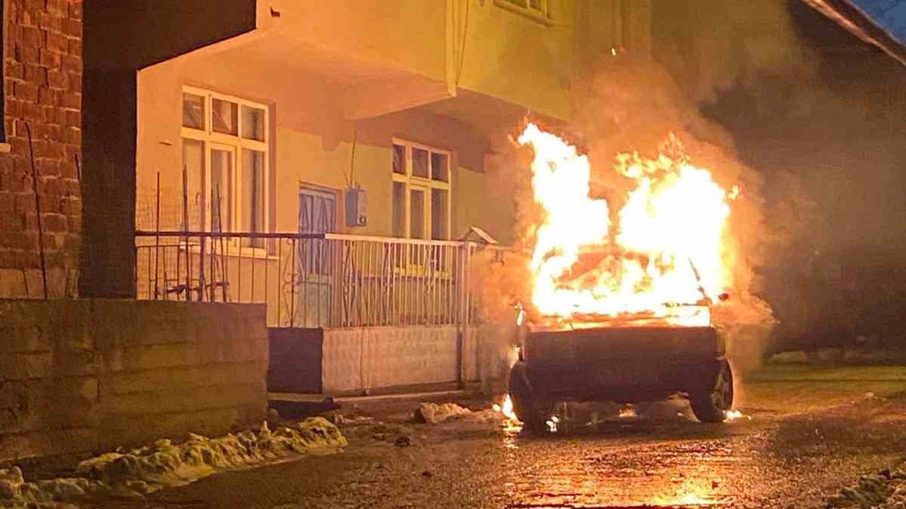 Karabük Yenice'de park halindeki otomobil yandı, itfaiye söndürdü